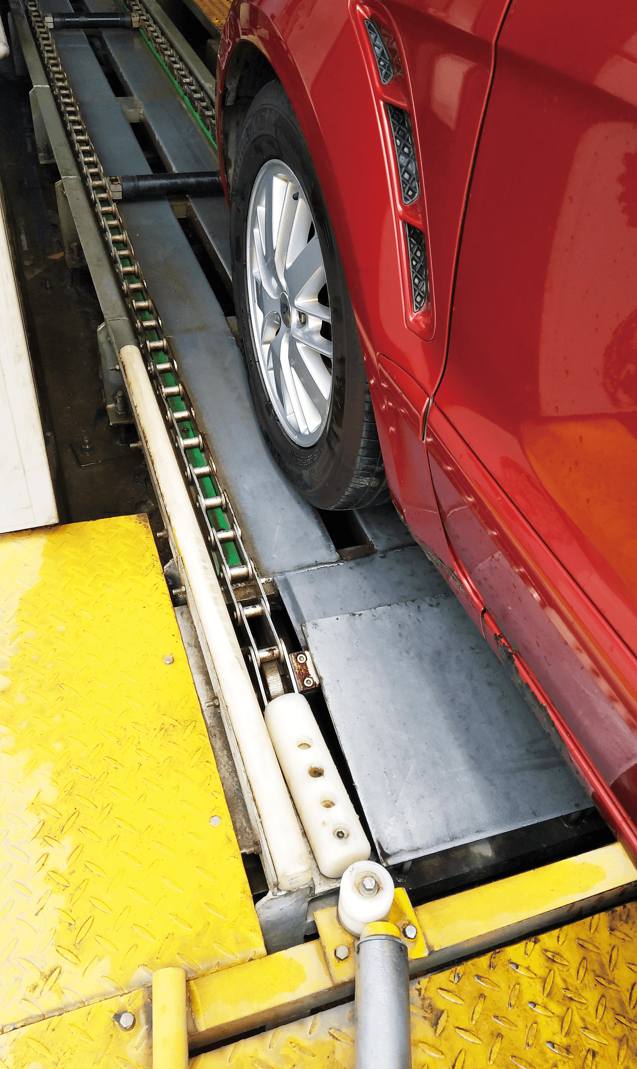 HyTian Tunnel Car Washer's roller conveyor with heavy-duty chain